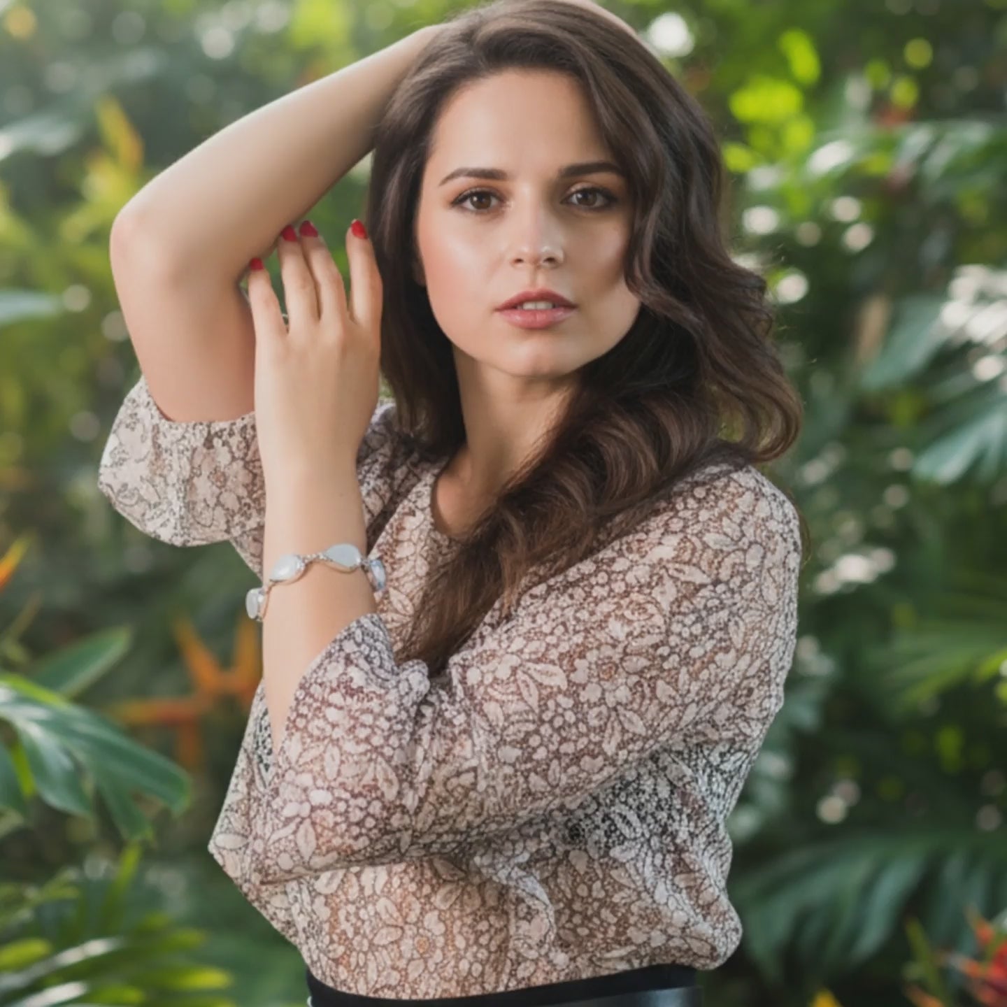 Moon Drops white shell and 925 silver bracelet - product showcase video